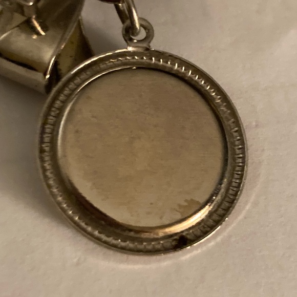 Vintage bow pin with picture - Picture 3 of 4